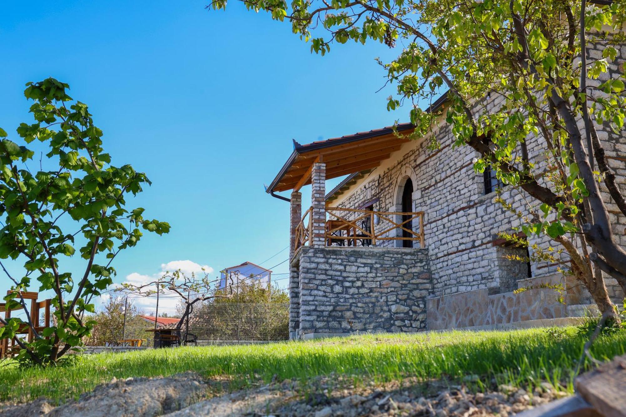 Villa Shpiragu Village Experience Μπεράτ Εξωτερικό φωτογραφία