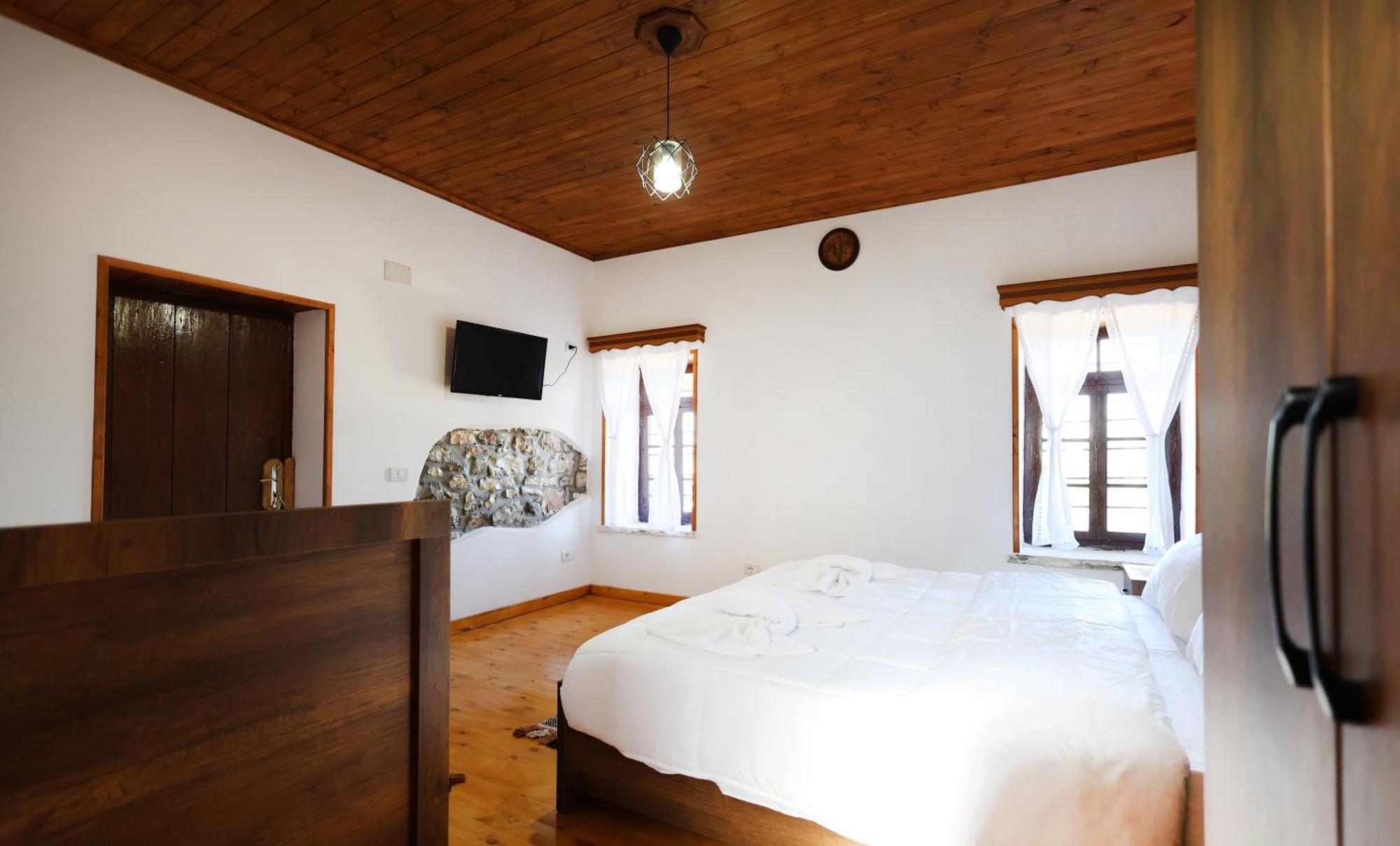 Villa Shpiragu Village Experience Μπεράτ Εξωτερικό φωτογραφία