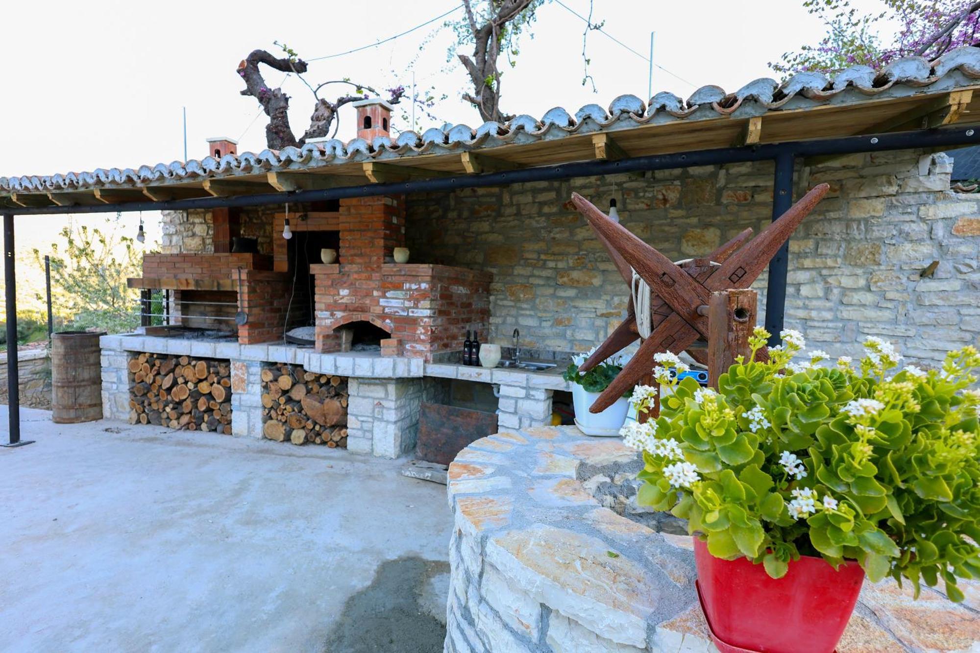 Villa Shpiragu Village Experience Μπεράτ Εξωτερικό φωτογραφία