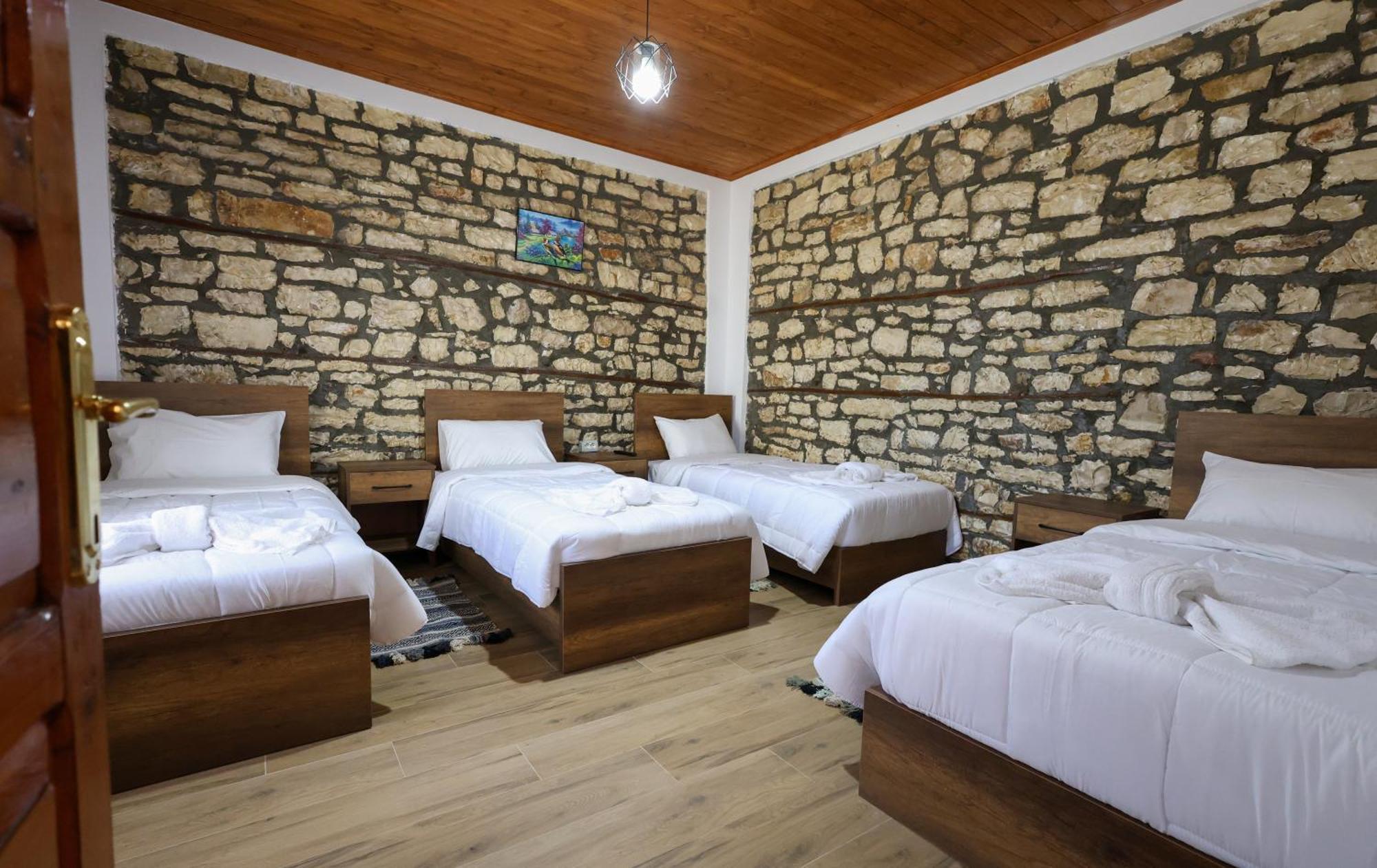 Villa Shpiragu Village Experience Μπεράτ Εξωτερικό φωτογραφία