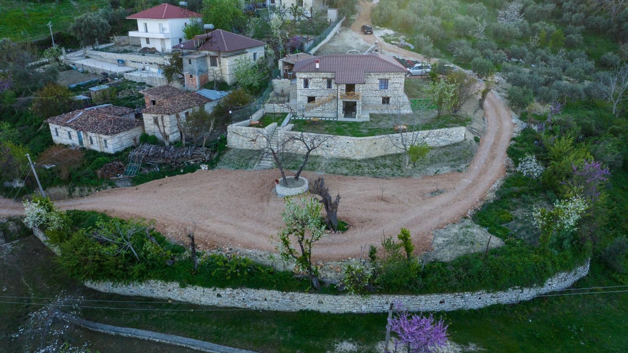 Villa Shpiragu Village Experience Μπεράτ Εξωτερικό φωτογραφία