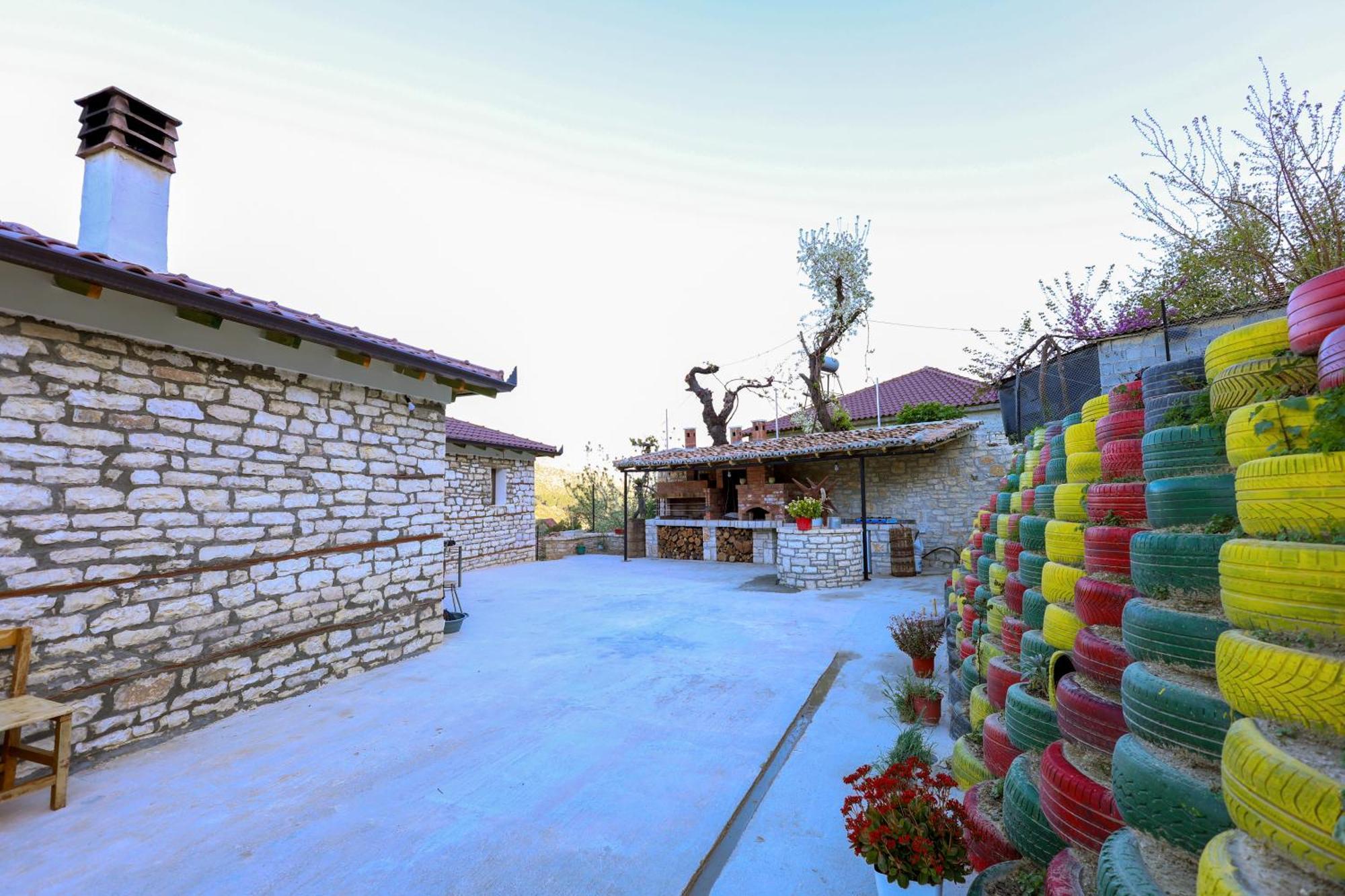 Villa Shpiragu Village Experience Μπεράτ Εξωτερικό φωτογραφία