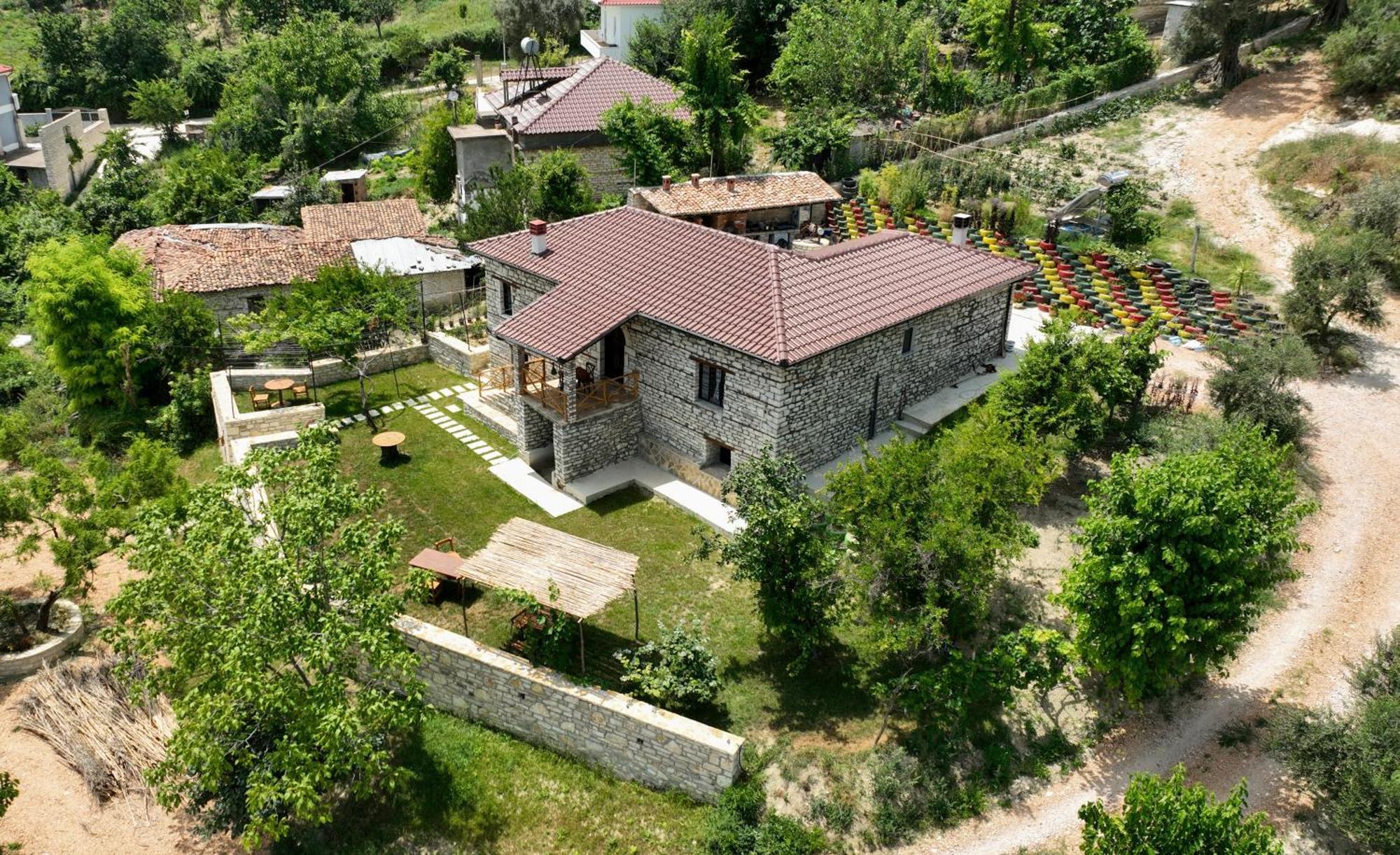 Villa Shpiragu Village Experience Μπεράτ Εξωτερικό φωτογραφία