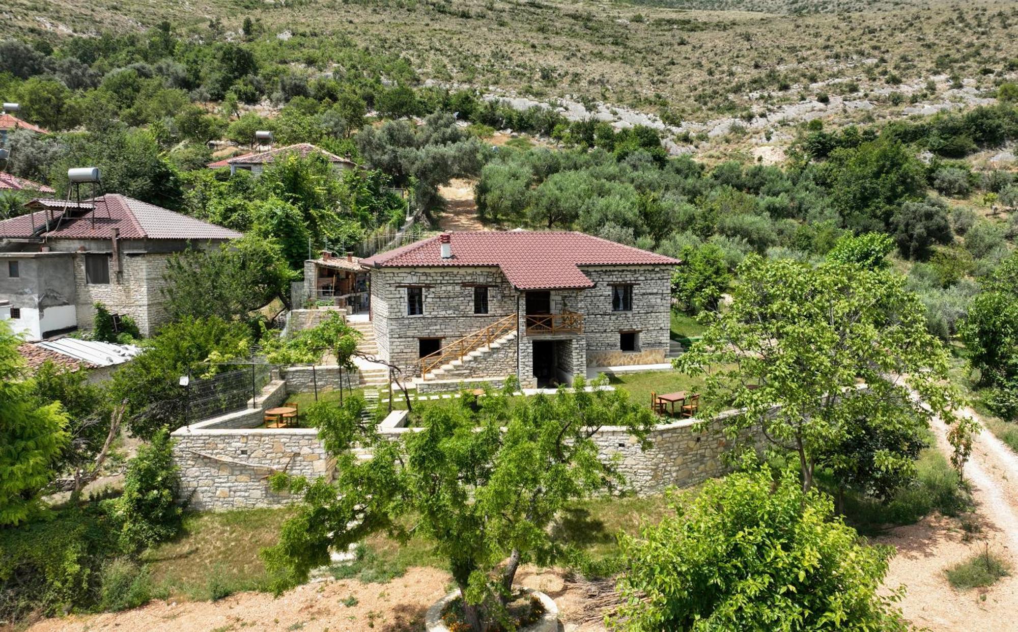 Villa Shpiragu Village Experience Μπεράτ Εξωτερικό φωτογραφία