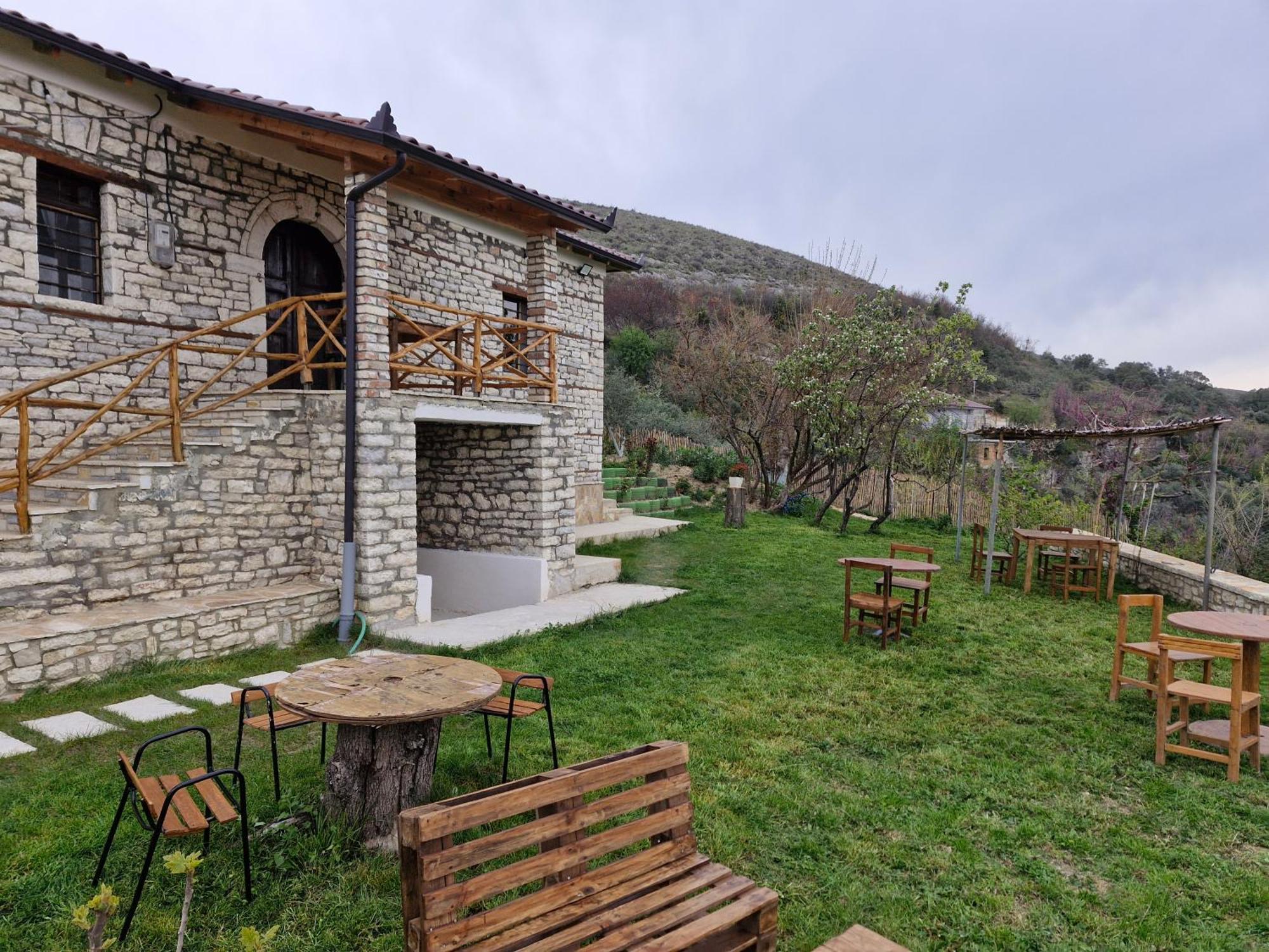 Villa Shpiragu Village Experience Μπεράτ Εξωτερικό φωτογραφία